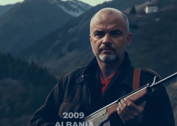 Video komike/ “Gjeneral Edi” shfaqet me një AK-47 në duar