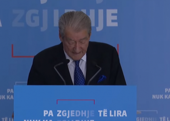 Berishës i fiken dritat në mes të konferencës për shtyp, ja çfarë bëri ish-kryeministri