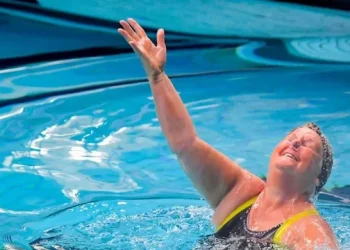 79-vjeçarja fiton medaljen e artë në not të sinkronizuar