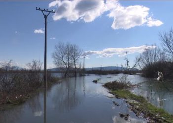 Alarmi për lumin Buna/ Në deltë po vijnë mbeturinat e gjithë rajonit!