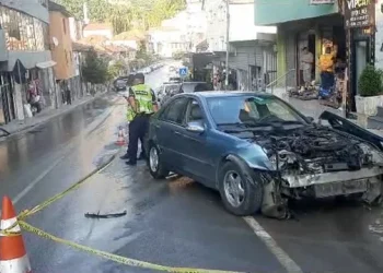 Humbet kontrollin e makinës dhe godet dy mjete të tjera