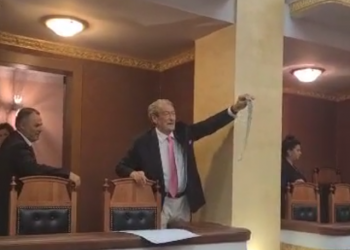 Berisha tregon posterat: Kjo është më e forta, s’ka më mbledhje grupi