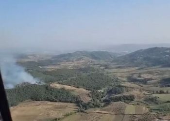 Zjarri në Peshtan, ndërhyhet edhe nga ajri me helikopter