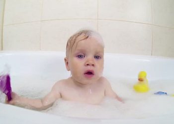 KUJDES! Lodra e preferuar e fëmijëve gjatë dushit është e rrezikshme