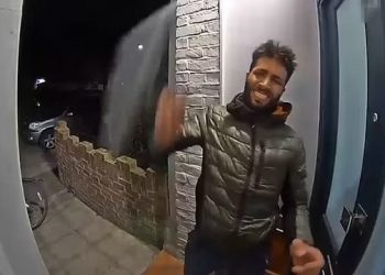 22-vjeçari anglez përndjek “këmba-këmbës” të renë, tenton të thyejë derën e shtëpisë (VIDEO)