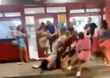 VIDEO E RËNDË/ Gratë përfshihen në sherr masiv jashtë picerisë