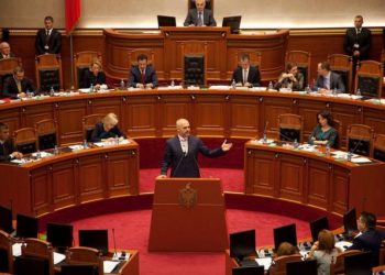 Deputetja e Ramës tërheq vëmendjen me ‘look-un’ e ri