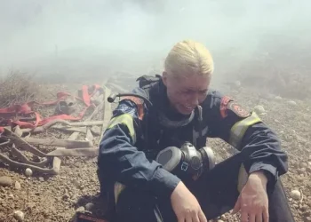 Zjarrfikësja që qan/ Foto që po bën xhiron e Botës