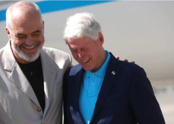 Rama publikon foton me Clinton: Ju pres të gjithëve te Kryeministria