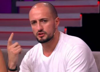 Kristi duket se ka rënë në dashuri, nuk largohet nga Shqipëria