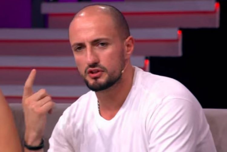 Kristi duket se ka rënë në dashuri, nuk largohet nga Shqipëria