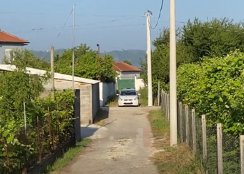 Foto nga vendngjarja e shenjave të plumbave ku i mori jetën gabimisht kunatit të shënjestrës dhe plagosi 2 fëmijë