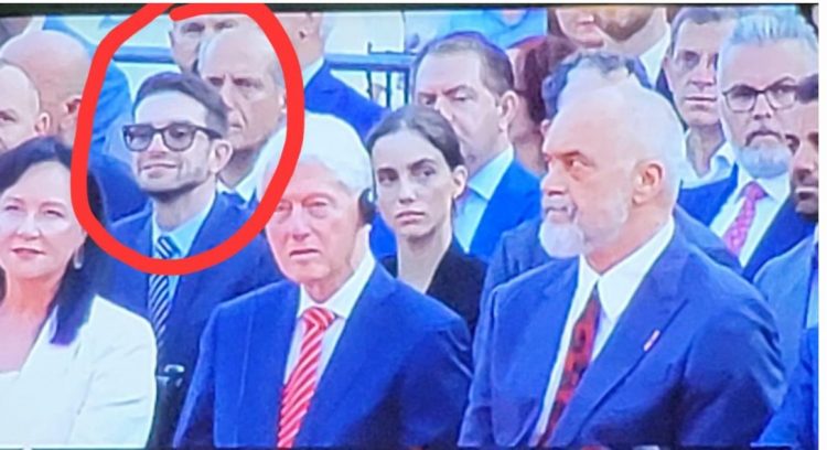 Djali i Soros në ceremoninë e pritjes së Bill Klinton (FOTO)