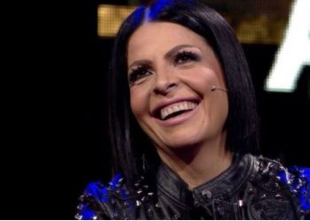 E akuzoi për operacione plastike, Aurela Gaçe “injoron” komentuesen