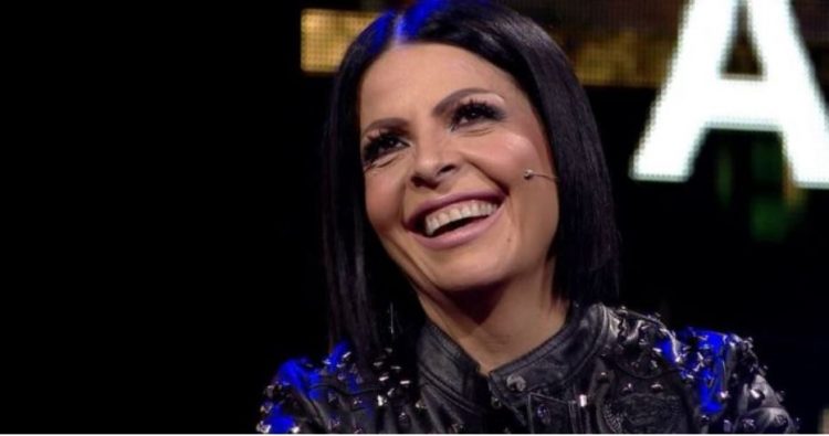 E akuzoi për operacione plastike, Aurela Gaçe “injoron” komentuesen