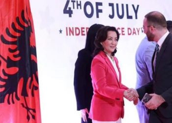 Dita e Pavarësisë së SHBA, Bardhi uron me foton e Kim: Më keq se sa të luftosh me aleatët është…