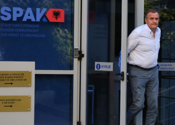 Drejtësi me regji/ Si të lëshon dhe si të mban Edi Rama rreth vetes