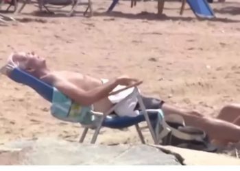 Biden ‘shijon’ rritjen e temperaturave, merr rreze dielli në plazh (VIDEO)