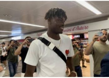 Mbrojtësi mbërrin në Milano, Inter prezanton përforcimin e tretë