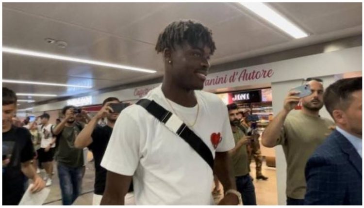 Mbrojtësi mbërrin në Milano, Inter prezanton përforcimin e tretë