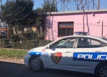 E parakaloi me mjet shoferi tjetër i nxjerr automatikun