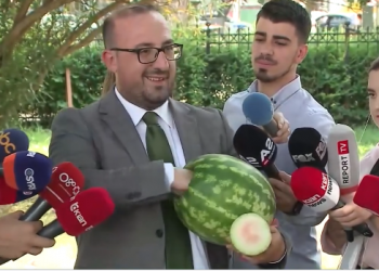 FOTO- Deputeti i PD shkon në seancë me shalqi