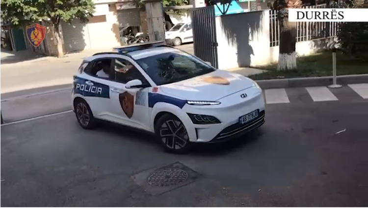 Tentoi t’i vidhte me forcë çantën një turisteje, kapet 25-vjeçari