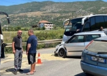 Aksident në Qafë-Thanë, përplasen 2 autobusë dhe një mjet