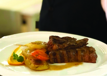 Turistët parapëlqejnë të qëndrojnë në shtëpi me qira e të gatuajnë vetë