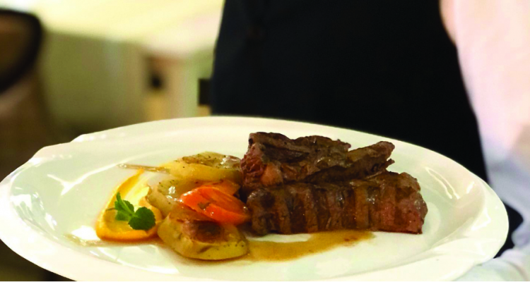 Turistët parapëlqejnë të qëndrojnë në shtëpi me qira e të gatuajnë vetë