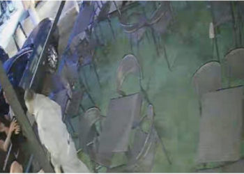 Pamje të rënda, babë e bir rrihen brutalisht nga polici dhe djali i tij (VIDEO)