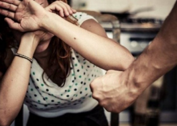 Rrahin nusen, pranga vjehrrit dhe vjehrrës, në qeli dhe burri