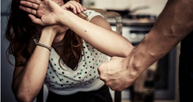 Rrahin nusen, pranga vjehrrit dhe vjehrrës, në qeli dhe burri