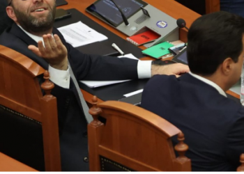 Gaz dhe hare mes Bardhit dhe Bashës, në krah edhe Tabaku (FOTO LAJM)