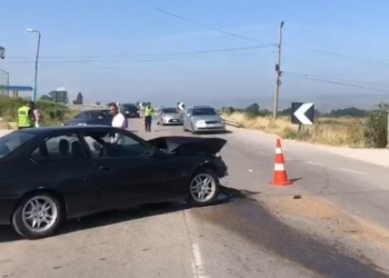 Aksident, makinat me targa greke përplasen me njëra-tjetrën