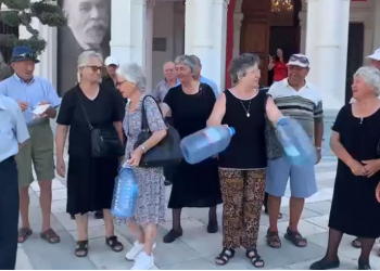 Me bidona bosh në duar, banorët e fshatit Nartë protestojnë