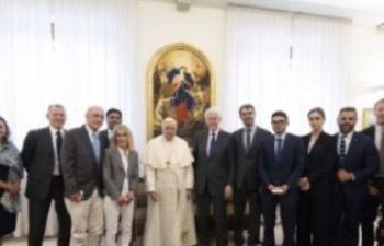 Vizita nuk u lajmërua! Pas Shqipërisë, Bill Clinton dhe Alex Soros takojnë Papa Françeskun (VIDEO)