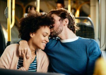 STUDIM/ Ja pse disa çifte e tregojnë dashurinë në publik