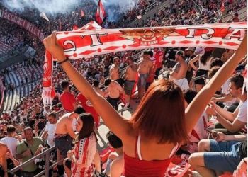 Tifozja e Barit “i vë flakën” plazhit shqiptar me kërcimin “hot”