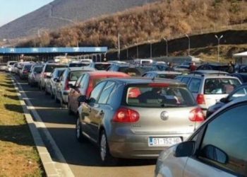 Ritmi i ngathët i punës shkakton radhë kilometrike në kufi