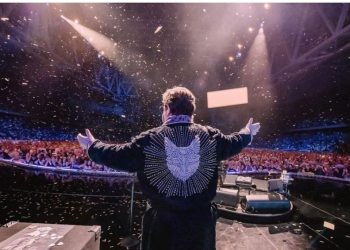 Elton John mbylli turneun e lamtumirës me një koncert në Suedi