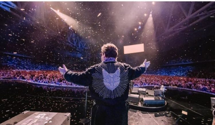 Elton John mbylli turneun e lamtumirës me një koncert në Suedi