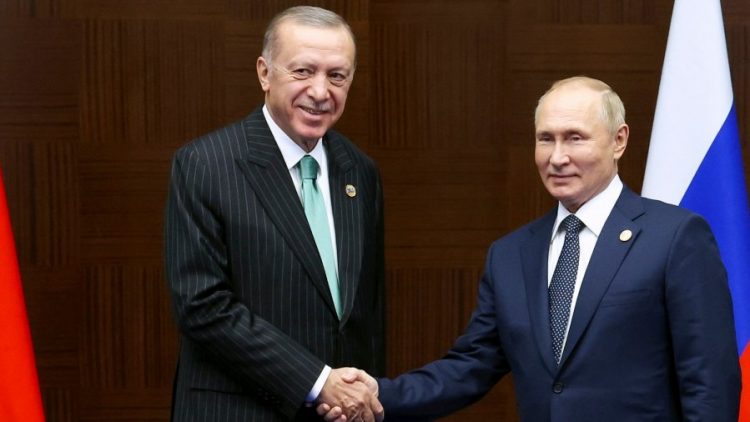 “Mirë që nuk flenë në një krevat!”, Erdogan mbron Putin: Nuk lejojmë askënd të…
