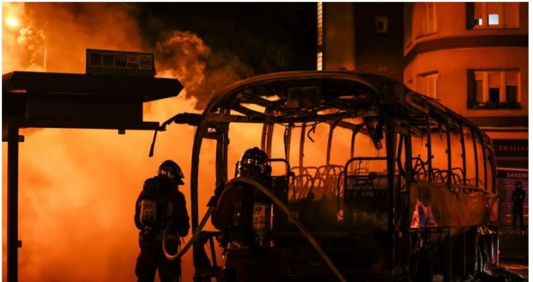 Trazirat në Francë pas vdekjes së 17-vjeçarit, dëmi 20 milionë euro