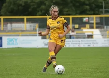 Futbollistja seksi shijon Ibizën duke “injoruar mesazhet e burrave”