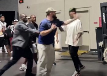 Bokierët e famshëm përleshen në palestrën e Arenës së Las Vegasit