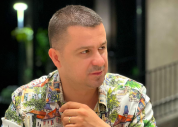 “Shpreh mjerimin e VV-së”/ Artisti komenton dhunën në Kuvend