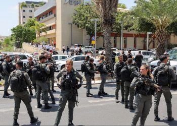 Militanti i Hamasit plagos 8 persona në Tel Aviv ndërsa Izraeli vazhdon me operacionin në Bregun Perëndimor