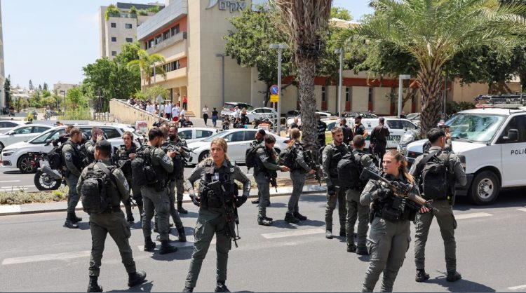 Militanti i Hamasit plagos 8 persona në Tel Aviv ndërsa Izraeli vazhdon me operacionin në Bregun Perëndimor