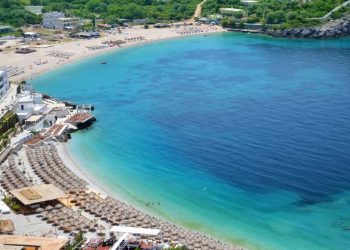 Lundroi jashtë perimetrit të sigurisë, pushuesi e pëson keq